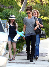 组图：凯特-贝金赛尔牵狗散步 享受慵懒午后