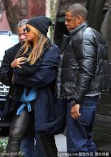 组图：Jay-Z一家三口乐融融 碧昂斯全副武装抱爱女