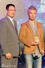 组图：吴樾红毯白发抢镜 12月21日和家人一起过