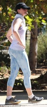 组图：海瑟薇运动装出街健身 紧身裤美臀紧翘