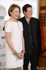 组图：《爱情的模样》首映 安妮特知性亮相