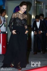 组图：韩国际喜剧节红毯挤胸熊抱肉搏精彩不断