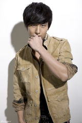 组图：成毅时尚大片大玩牛仔风