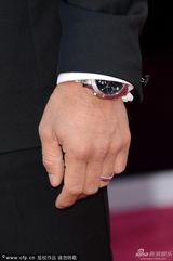 组图：85届奥斯卡红毯-主播马里奥笑容俊朗