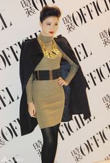 组图：龚蓓苾帅气现身典礼 中性打扮很摩登