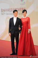 组图：张静初红裙甜美 挽李治廷现身红毯