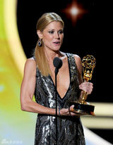 组图：艾美奖现场 朱莉-波文获喜剧类最佳女配角