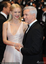 组图：凯瑞-穆里根亮相红毯 粉白色礼服秀美胸