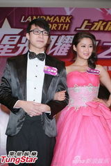 组图：苏永康钟嘉欣与民众跨年 岑丽香等盛装