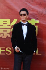 组图： 赵本山师徒压轴长影节 倪妮蓝裙优雅显大气