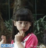 组图：森碟拍广告表情多 穿背带裤嘟嘴卖萌