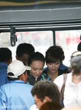 幻灯图：霍思燕带小浪逛世博 乘坐公车低碳出行