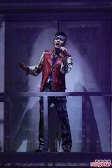 组图：周杰伦开个唱大秀人鱼线 张智霖同台助阵