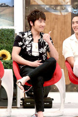 高清图：《艋舺》剧组上康熙 赵又廷阮经天玩亲嘴