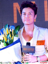 组图：吴克群亮相品牌活动 白色西装帅气抢镜