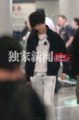 组图：李宇春深夜携白衣男进餐同返公寓