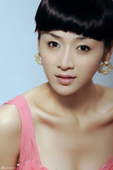 高清图：何彦霓靓丽写真秀美肌 显高贵典雅