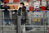 组图：贾乃亮轻装回京 机场一路口罩遮面