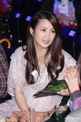 组图：林依晨典雅捧场美国光影艺术秀展演