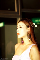 组图：孙敬媛桃色长裙亮相 为好声音关喆拍MV