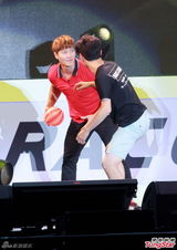 组图：RunningMan四主持香港重现《英雄本色》