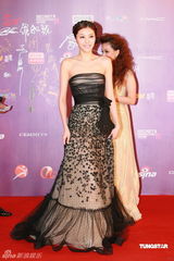 幻灯：香港金像奖颁奖红毯 熊黛林低胸长裙秀美背