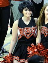 组图：杰克逊女儿变啦啦队员 舞花球高抬腿抢镜