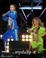 组图：Snoop Dogg韩国开唱 2NE1任嘉宾热情助演