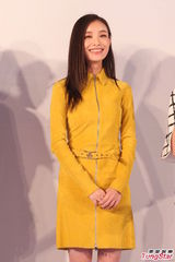 组图：倪妮亮黄套裙走秀 变时尚新宠狂吸金