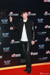 组图：微博之夜红毯 魏千翔等两位男星西装帅气