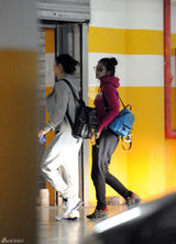 组图：张雨绮与友逛商场 精挑细选露主妇范儿