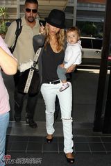 高清组图：杰西卡-阿尔芭携女儿出游 小奥诺不惧镜头