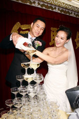 组图：何妤玟补请婚宴穿百万婚纱 婚后不急做人