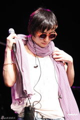 组图：何超仪推新EP携团开唱 感谢老板陈冠希支持