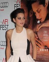 组图：《锈与骨》好莱坞首映 玛丽昂白裙美艳动人