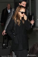 组图：波特曼全黑造型空降机场 秀巨钻闪亮