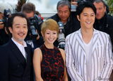 组图：《如父如子》记者会 福山雅治携两美现身