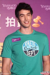 组图：锦荣担任代言人自曝尺寸大衣服不好买