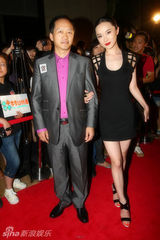 组图：霍思燕摩登黑裙出席时尚盛典 烈焰红唇抢镜