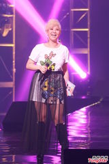 组图：劲歌金曲twins荧光造型 容祖儿扮女强人