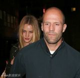 组图：斯坦森夜游体力好精神旺 女友罗西显疲惫