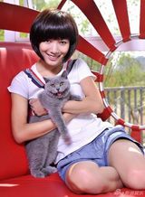 幻灯图集：王珞丹拍宠物写真 仿猫咪表情俏皮可爱