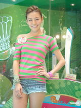 组图：江若琳出席火炬展 曾学体操喜拍动作片