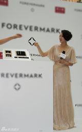 组图：张雨绮优雅出席活动 专人撑伞气场十足