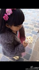 组图：吃货王诗龄见美食 两眼放光合不拢嘴