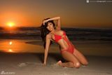 组图：花花公子女郎杰西卡写真 夕阳沙滩比基尼