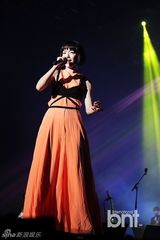 组图：赵容弼尹民秀等献唱展华丽舞台