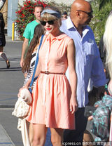 组图：小天后斯威夫特与戈麦斯相约出街