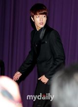 组图：韩性感女星Clara宣传新剧 深V纱裙秀巨乳