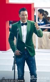 组图:全智贤着无袖裙抱双臂取暖 任达华西装帅气